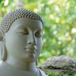 Foto hoofd van een boedha in meditatie