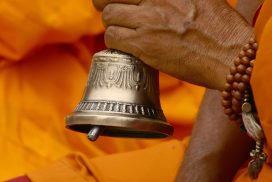Foto van Hand met Vajra en Bel