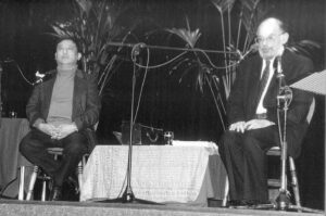 Allen Ginsberg en Gelek Rimpoche op podium