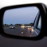 Zijspiegel links toont reflectie van snelweg