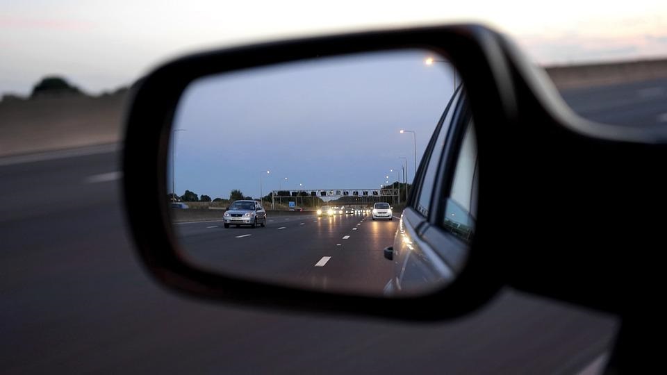 Zijspiegel links toont reflectie van snelweg