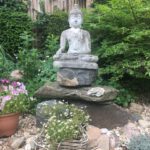 Boeddhabeeld in tuin in de lente