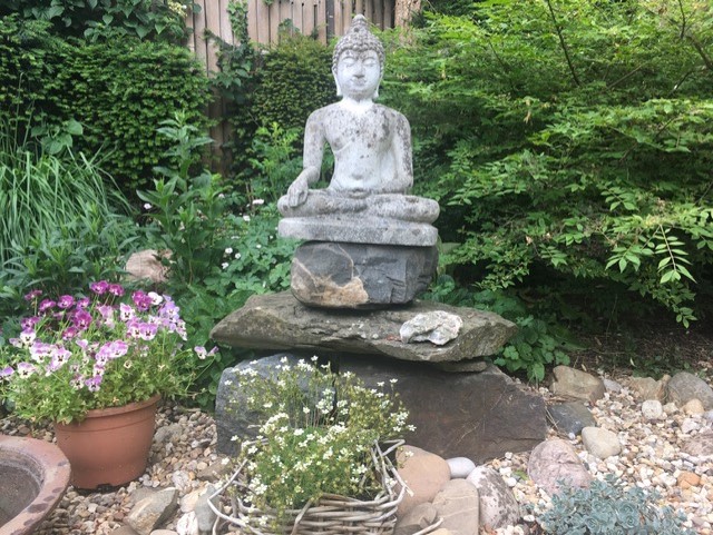 Boeddhabeeld in tuin in de lente