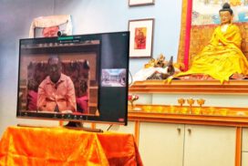 Videoles van Gelek Rimpoche over de Hartsoetra in de grote zaal