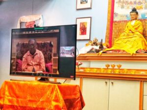 Videoles van Gelek Rimpoche over de Hartsoetra in de grote zaal