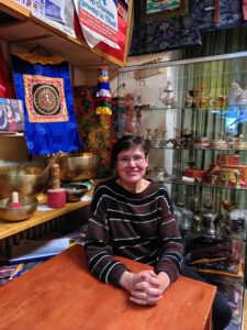 Eline Rinchen Dorjee-Weiman in de Tibetaanse winkel in Nijmegen