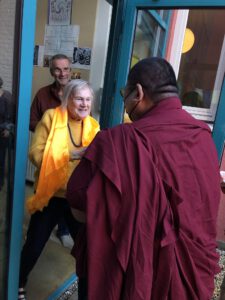 Marian van der Horst verwelkomt Chungtsang Rinpoche 