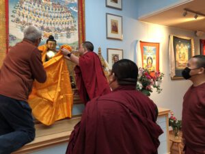 Het Boeddhabeeld in de Je Tsongkhapazaal krijgt een nieuw gewaad om