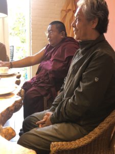 Chungtsang Rinpoche en vertaler Dawa Dhondup in de kantine