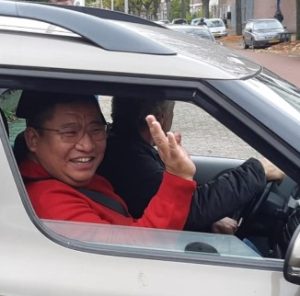 Chungtsang Rinpoche en de monniken vertrekken al zwaaiend vanuit de auto
