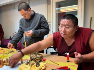 Chungtsang Rinpoche vult een Boeddhabeeld
