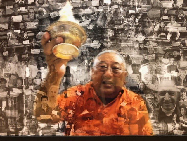 Collage Gelek Rimpoche met vele sanghaleden rondom