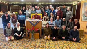 Groepsfoto van Demo Rinpoche en deelnemers aan de winterretraite