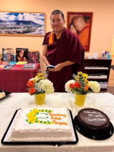 Demo Rinpoche en twee grote taarten
