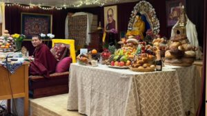Demo Rinpoche geeft les over de Zes-Zittingen Goeroe-Yoga 