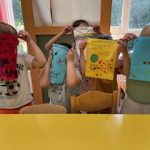 Boeddhistisch vormingsonderwijs: kinderen houden zelfgemaakte vlaggen omhoog