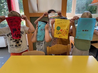Boeddhistisch vormingsonderwijs: kinderen houden zelfgemaakte vlaggen omhoog