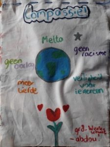 Boeddhistisch vormingsonderwijs: zelfgemaakte vlag over compassie