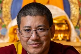 Een close up van een ernstig kijkende Demo Rimpoche.