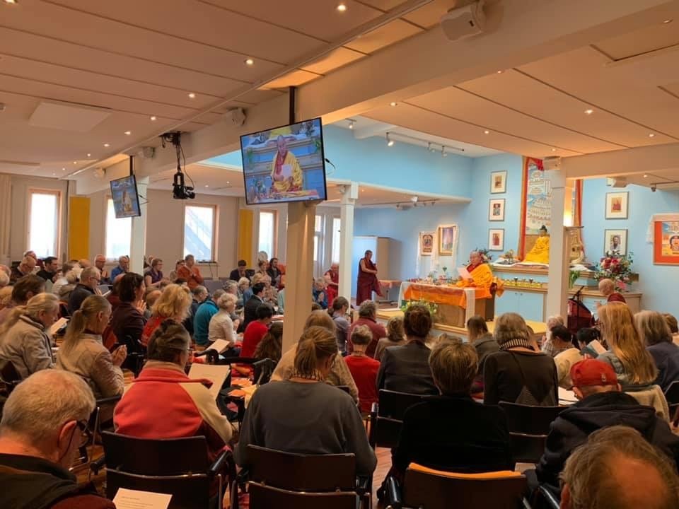Ling Rinpoche met publiek in de grote zaal van Jewel Heart